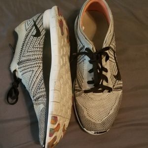 Well Loved Nike Running Shoes 9.5